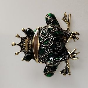 Simulated Emerald Sparkle Frog Prince Brooch Give him a Kiss